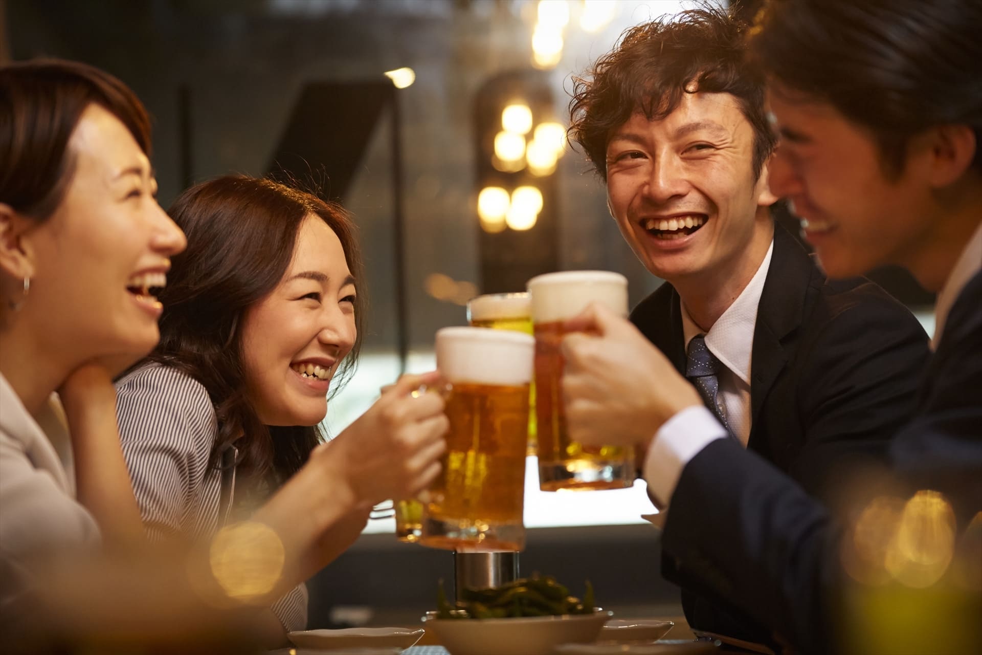 おちょこで日本酒を飲む女性